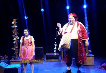 תיאטרון תמונע - המלך בוג רוצה עד השמיים בישראל