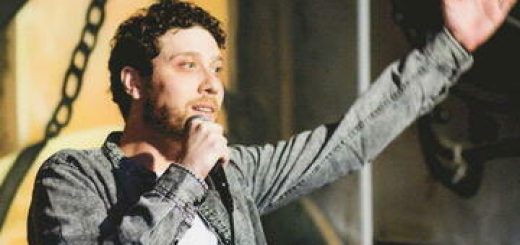 לא בפוקוס – גסטון דרוגר במופע סטנדאפ בחושך בישראל